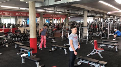 This gym has very good personal trainers. Este gimnasio tiene entrenadores personales muy buenos. 2. (class period) a. la gimnasia (f) means that a noun is feminine. Spanish nouns have a gender, which is either feminine (like la mujer or la luna) or masculine (like el hombre or el sol).